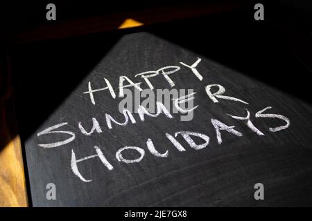 Happy Summer Holidays est écrit sur Chalkboard Banque D'Images