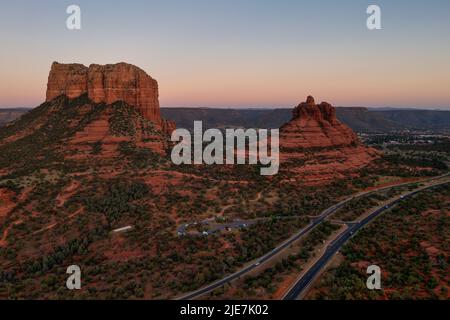 Highway 179 Sedona Arizona, village d'Oak Creek. Rochers rouges au coucher du soleil Banque D'Images