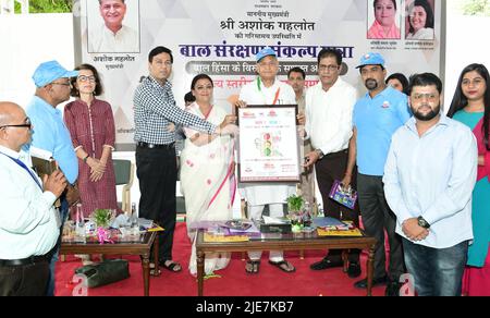 Jaipur, Rajasthan, Inde. 24th juin 2022. Le ministre en chef du Rajasthan, Ashok Gehlot, a publié une affiche de désaccoutumance pendant Bal Sanrakshan Sankalp Yatra à la CMR de Jaipur. Le Ministre des droits de l'enfant, Mamta Bhupesh, le Secrétaire du Département de l'autonomisation des enfants, le Dr Samit Sharma, le Chef d'Etat de l'UNICEF, le Dr Isabelle Bardem, et d'autres sont également vus. (Credit image: © Sumit Saraswat/Pacific Press via ZUMA Press Wire) Banque D'Images