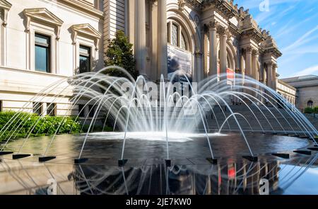 Fontaines le matin. David H. Koch Plaza, Metropolitan Museum of Art, New York, États-Unis Banque D'Images