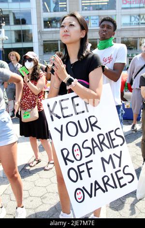 25 juin 2022, New York, New York, Etats-Unis: 25 juin 2022 NEW YORK . Roe c. Wade renversé par la Cour suprême des États-Unis. Les manifestants se sont rassemblés à Union Square à New York pour montrer leur dédain pour la décision du tribunal. (Image de crédit : © Bruce Cotler/ZUMA Press Wire) Banque D'Images