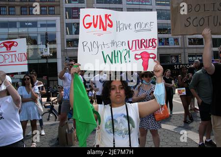 25 juin 2022, New York, New York, Etats-Unis: 25 juin 2022 NEW YORK . Roe c. Wade renversé par la Cour suprême des États-Unis. Les manifestants se sont rassemblés à Union Square à New York pour montrer leur dédain pour la décision du tribunal. (Image de crédit : © Bruce Cotler/ZUMA Press Wire) Banque D'Images