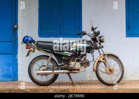 Nha Trang, Vietnam - 1 janvier 2019: Une vieille Honda gagne 100 stands de moto sur le trottoir près de la maison. Banque D'Images