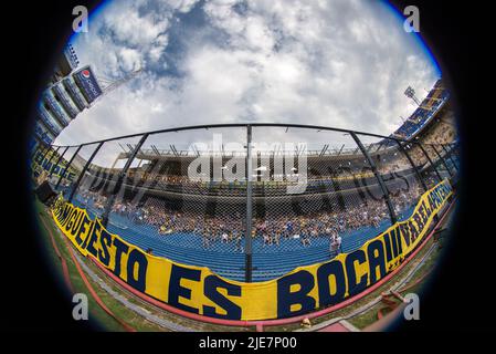 Un stade pleine capacité à Boca Juniors, la Bombonera. Banque D'Images