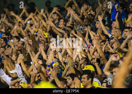 La foule lève les mains pour soutenir l'équipe d'origine Boca Juniors au stade de la Bombonera. Banque D'Images