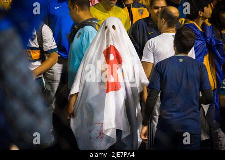 Un fan du costume « B's Ghost » pour les joueurs de la rivière Proboque lors d'un match superclasico au stade la Bombonera. Banque D'Images