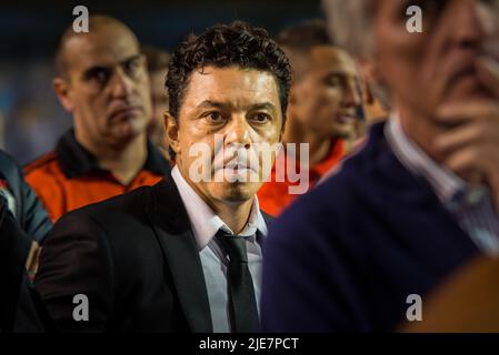 Marcelo Gallardo, entraîneur en chef de River plate, s'assure de la façon dont les juges ont géré le match de suspense au stade de la Bombonera. Banque D'Images