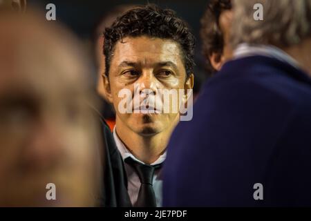 Marcelo Gallardo, entraîneur en chef de River plate, s'assure de la façon dont les juges ont géré le match de suspense au stade de la Bombonera. Banque D'Images