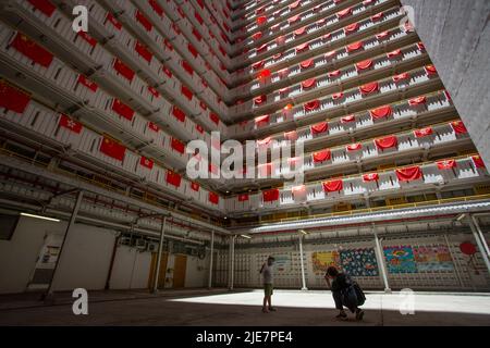 Drapeaux pour célébrer le 25th anniversaire de la création de l'administration spéciale de Hong Kong à Ping Shek Estate, Hong Kong Banque D'Images