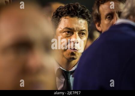 Marcelo Gallardo, entraîneur en chef de River plate, s'assure de la façon dont les juges ont géré le match de suspense au stade de la Bombonera. Banque D'Images