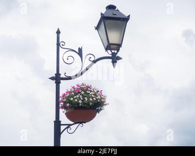 Lampe de rue avec éléments décoratifs et fleurs Banque D'Images