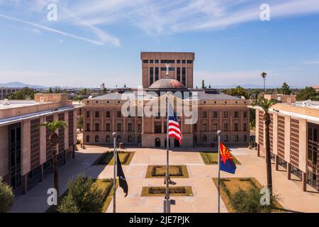 Phoenix, Arizona. Bâtiment du Capitole avec drapeaux Banque D'Images