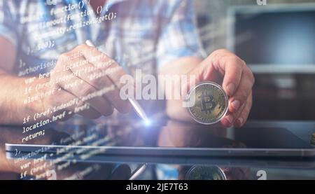 L'homme tient une pièce de monnaie en bitcoin. L'homme d'affaires met en bitcoin. Le concept d'achat de bitcoins. Conservation. Crypto-monnaie. Gros plan. Argent virtuel Banque D'Images