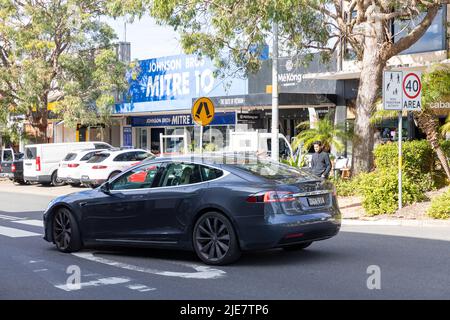 EV Tesla modèle S 2017 modèle S à Avalon Beach, Sydney, Australie une berline de luxe à quatre portes Banque D'Images