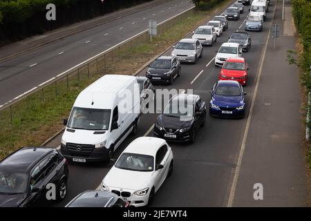 Londres, Royaume-Uni. 24th juin 2022. La circulation dense s'étend sur le chemin Chertsey A316 à Twickenham, Londres. Depuis mardi, les travailleurs ferroviaires du rail, des Maritimes et des Transports (RMT) sont en grève par intermittence, ce qui a entraîné l'arrêt des services dans tout le pays et a entraîné de nombreux retards. (Photo de Tejas Sandhu/SOPA Images/Sipa USA) Credit: SIPA USA/Alay Live News Banque D'Images
