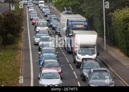 Londres, Royaume-Uni. 24th juin 2022. La circulation dense s'étend sur le chemin Chertsey A316 à Twickenham, Londres. Depuis mardi, les travailleurs ferroviaires du rail, des Maritimes et des Transports (RMT) sont en grève par intermittence, ce qui a entraîné l'arrêt des services dans tout le pays et a entraîné de nombreux retards. (Photo de Tejas Sandhu/SOPA Images/Sipa USA) Credit: SIPA USA/Alay Live News Banque D'Images