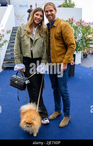 Camille Cerf et son compagnon Theo Fleury participent au saut à Paris Eiffel 2022 sur 25 juin 2022 à Paris, France. Photo de Laurent Zabulon/ABACAPRESS.COM Banque D'Images