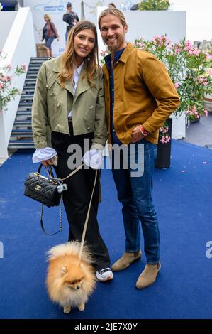 Camille Cerf et son compagnon Theo Fleury participent au saut à Paris Eiffel 2022 sur 25 juin 2022 à Paris, France. Photo de Laurent Zabulon/ABACAPRESS.COM Banque D'Images