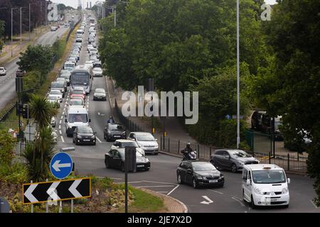 Londres, Royaume-Uni. 24th juin 2022. La circulation dense s'étend sur le chemin Chertsey A316 à Twickenham, Londres. Depuis mardi, les travailleurs ferroviaires du rail, des Maritimes et des Transports (RMT) sont en grève par intermittence, ce qui a entraîné l'arrêt des services dans tout le pays et a entraîné de nombreux retards. Crédit : SOPA Images Limited/Alamy Live News Banque D'Images