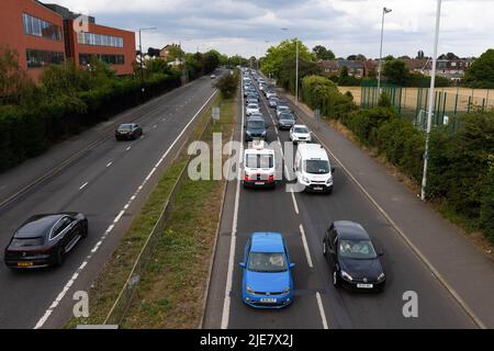 Londres, Royaume-Uni. 24th juin 2022. La circulation dense s'étend sur le chemin Chertsey A316 à Twickenham, Londres. Depuis mardi, les travailleurs ferroviaires du rail, des Maritimes et des Transports (RMT) sont en grève par intermittence, ce qui a entraîné l'arrêt des services dans tout le pays et a entraîné de nombreux retards. Crédit : SOPA Images Limited/Alamy Live News Banque D'Images