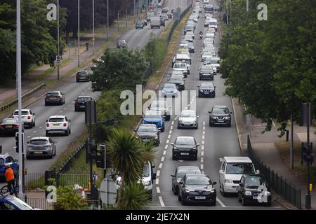 Londres, Royaume-Uni. 24th juin 2022. La circulation dense s'étend sur le chemin Chertsey A316 à Twickenham, Londres. Depuis mardi, les travailleurs ferroviaires du rail, des Maritimes et des Transports (RMT) sont en grève par intermittence, ce qui a entraîné l'arrêt des services dans tout le pays et a entraîné de nombreux retards. Crédit : SOPA Images Limited/Alamy Live News Banque D'Images
