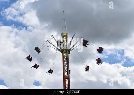 Promenade en balançoire pour les chaises dans une foire au parc Campbell à Milton Keynes. Banque D'Images