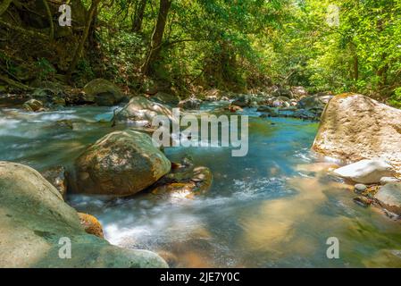 Rivière à l'intérieur du parc national de Rincon de la Vieja, Costa Rica. Banque D'Images