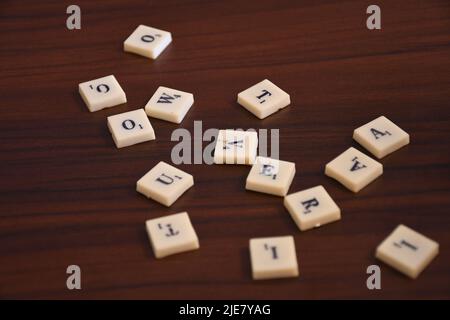 Lettres bloquées sur une table Banque D'Images