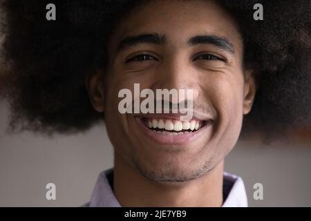 Gros plan sur un jeune homme africain heureux Banque D'Images