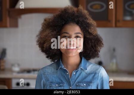 Portrait de tête belle jeune fille africaine posant debout à l'intérieur Banque D'Images