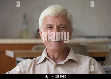 Portrait de tête beau optimiste homme senior posant sur la caméra Banque D'Images