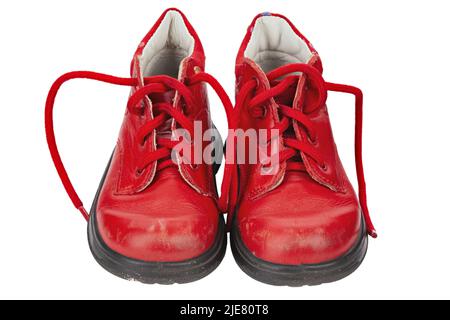 Chaussures pour enfants de couleur rouge isolées sur fond blanc.Anciennes chaussures.Le fichier contient un chemin d'écrêtage. Banque D'Images