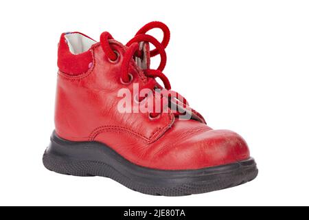 Chaussures pour enfants de couleur rouge isolées sur fond blanc.Anciennes chaussures.Le fichier contient un chemin d'écrêtage. Banque D'Images