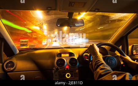 Photo du dossier datée du 24/11/2014 d'un homme conduisant une voiture dans la circulation la nuit. Les conducteurs tueurs seront à vie en prison en vertu des nouvelles règles de détermination de la peine qui entrent en vigueur cette semaine. Les juges seront en mesure de remettre des peines de prison à vie à des conducteurs dangereux qui tuent et négligent des conducteurs qui tuent sous l'influence de boissons ou de drogues. Le nouveau régime de détermination de la peine dépasse de loin la peine maximale précédente de 14 ans. Date de publication : dimanche 26 juin 2022. Banque D'Images