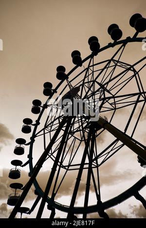 Silhouette de la roue ferris. Lieu abandonné. Les concepts de ville fantôme. Banque D'Images