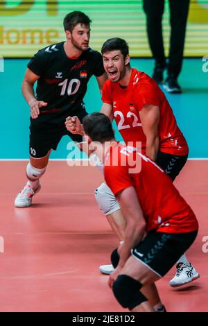 Ville de Quezon. 26th juin 2022. Les joueurs de l'Allemagne fêtent lors du match de la FIVB Volleyball Nations League Men's Pool 3 entre la France et l'Allemagne à Quezon City, aux Philippines, sur 26 juin 2022. Crédit: Rouelle Umali/Xinhua/Alamy Live News Banque D'Images