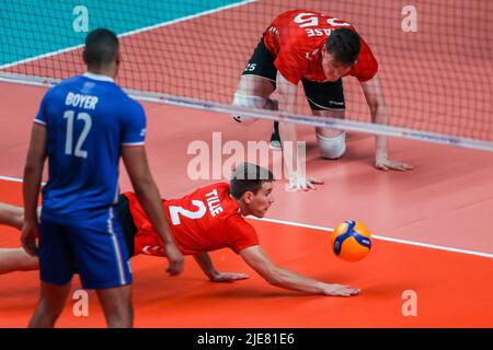 Ville de Quezon. 26th juin 2022. Johannes Tille (C), en Allemagne, sauve le ballon lors du match de la FIVB Volleyball Nations League Men's Pool 3 entre la France et l'Allemagne à Quezon City, aux Philippines, sur 26 juin 2022. Crédit: Rouelle Umali/Xinhua/Alamy Live News Banque D'Images