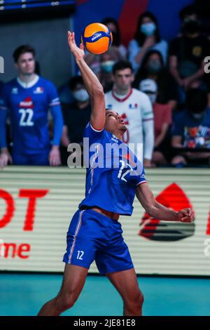 Ville de Quezon. 26th juin 2022. Stephen Boyer, de France, sert pendant le match de la FIVB Volleyball Nations League Men's Pool 3 entre la France et l'Allemagne à Quezon City, aux Philippines, sur 26 juin 2022. Crédit: Rouelle Umali/Xinhua/Alamy Live News Banque D'Images