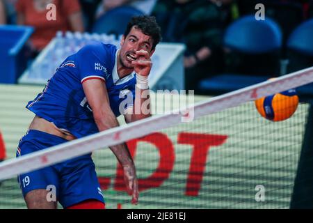 Ville de Quezon. 26th juin 2022. Yacine Louati, en France, monte la balle lors du match de la FIVB Volleyball Nations League 3 entre la France et l'Allemagne à Quezon, aux Philippines, sur 26 juin 2022. Crédit: Rouelle Umali/Xinhua/Alamy Live News Banque D'Images