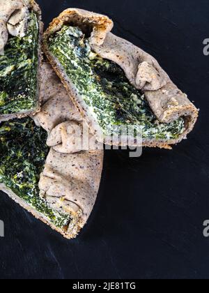 Petite tarte aux épinards et au fromage faits maison en tranches pour 1 personnes Banque D'Images