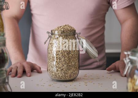 latins méconnaissables avec un pot rempli de flocons d'avoine. Banque D'Images