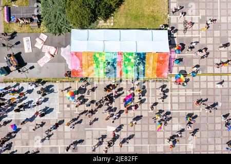 Varsovie, Pologne - 25 juin 2022 : défilé de l'égalité, marche de la fierté. Célébration des LGBT et manifestations contre l'homophobie, vue aérienne. Banque D'Images