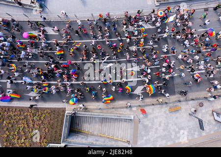 Varsovie, Pologne - 25 juin 2022 : défilé de l'égalité, marche de la fierté. Célébration des LGBT et manifestations contre l'homophobie, vue aérienne. Banque D'Images