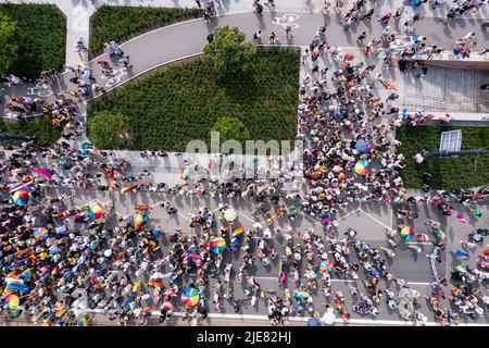 Varsovie, Pologne - 25 juin 2022 : défilé de l'égalité, marche de la fierté. Célébration des LGBT et manifestations contre l'homophobie, vue aérienne. Banque D'Images