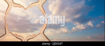 Les mains humaines ouvrent paume vers le haut culte. Eucharistie la thérapie bénisse Dieu aidant Banque D'Images