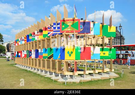 Structure en contreplaqué et bois présentant des drapeaux graphiques de quelques 2012 pays participant aux Jeux Olympiques sur Parliament Square Londres, Angleterre Banque D'Images