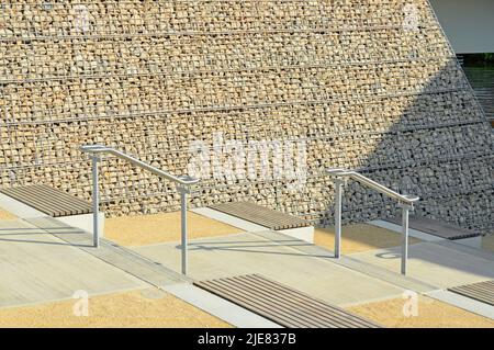 Paniers en cage de gabion dans l'enceinte du pont et mur de retenue derrière le maillage en acier galvanisé formé de béton recyclé écrasé pour former des gabions Londres UK Banque D'Images