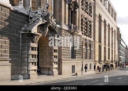 Old Bailey London Street & 1902 Crown court Old Bailey Central Criminal court of England & Wales Modern South Block Beyond City of London England UK Banque D'Images