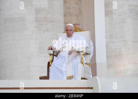 Le pape François assiste à la célébration d'une messe sainte à la fin de la rencontre mondiale des familles sur 25 juin 2022 en 10th, sur la place Saint-Pierre, au Vatican. Photo par Eric Vandeville/ABACAPRESS.COM Banque D'Images