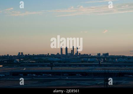 Horizon de Madrid avec 4 tours célèbres en arrière-plan. Le centre-ville de Madrid en arrière-plan et l'aéroport de barajas en face. 2022 Banque D'Images